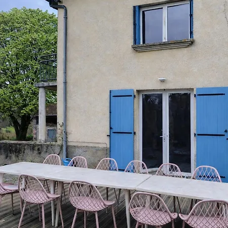 Hébergement de vacances Maison De Charme A Domeyrat: Jardin, Balades, Confort Et Animations Culturelles - Fr-1-582-334